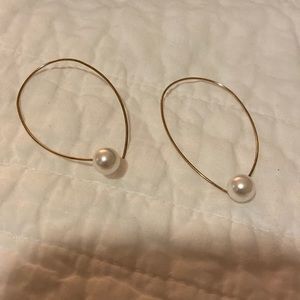 Gold loop earrings with pearl